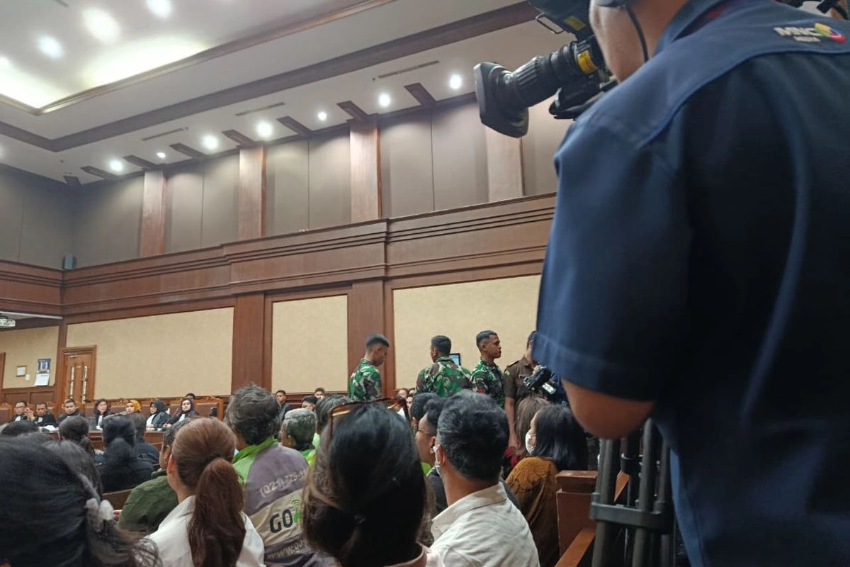 Sidang Nadiem Dijaga TNI, Hakim Tegur karena Berdiri di Tengah Ruangan