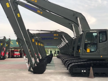 Bersihkan Sisa Material Longsor dan Banjir Bandang, TNI AD Kirim Puluhan Alat Berat dari Jakarta