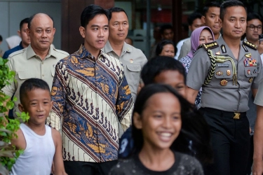 Pandji, Gibran, dan Keheningan yang Berbicara