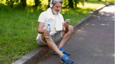 5 Rekomendasi Sepatu Jalan Kaki dengan Sol Karet Anti Slip Terbaik, Cocok untuk Lansia