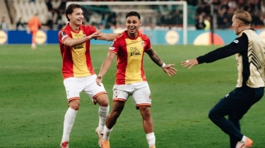 Ajax Amsterdam Dikabarkan Incar Bek Kiri Timnas Indonesia, Rekomendasi Denny Landzaat?
