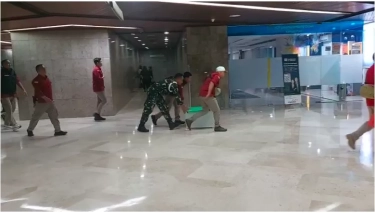 Prajurit TNI Ikut Kawal Penyidik Kejagung yang Geledah Kantor Kemenhut