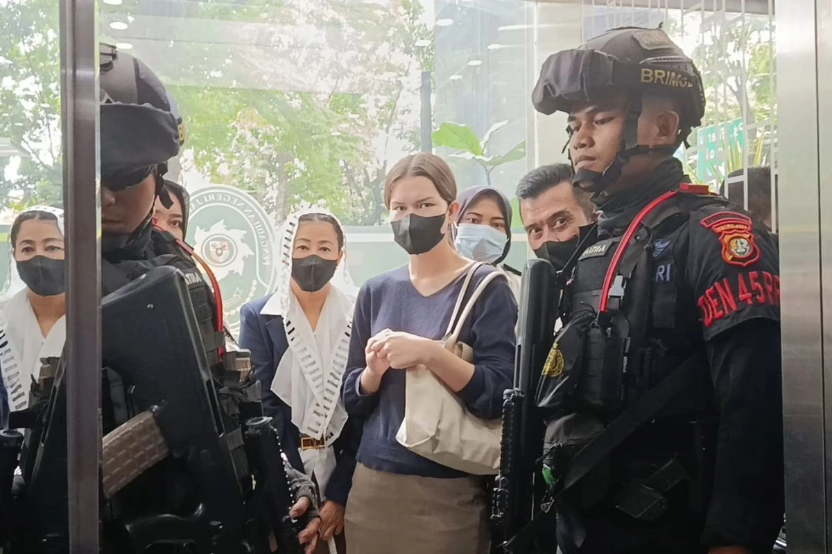 Hasnaeni “Wanita Emas” Dikawal Brimob Saat Hendak Hadiri Sidang PK