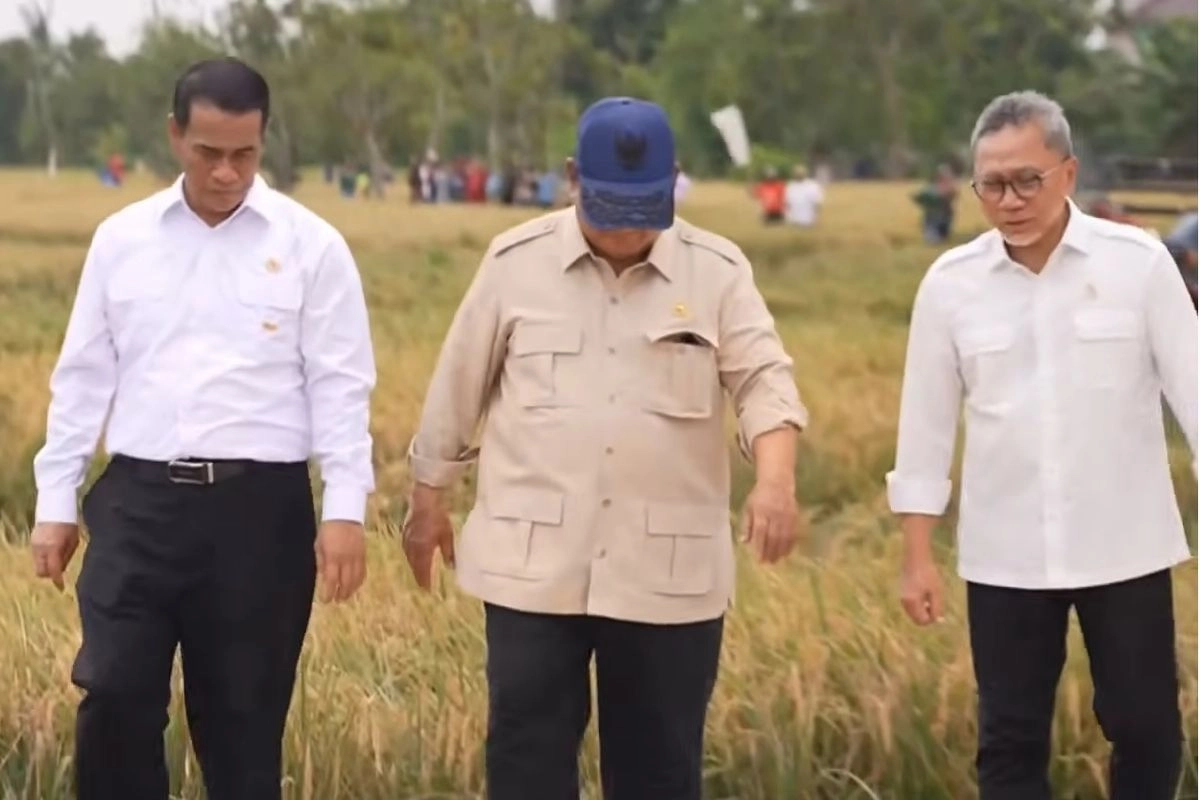 Prabowo Anigerahi Mentan Amran Bintang Jasa Utama