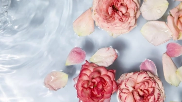 3 Waktu Terbaik Menggunakan Air Mawar agar Wajah Tetap Segar, Intip Rekomendasi Produknya