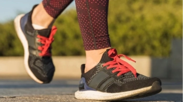 5 Sepatu Jalan Kaki untuk Usia 40 Tahun dengan Bantalan Empuk yang Nyaman