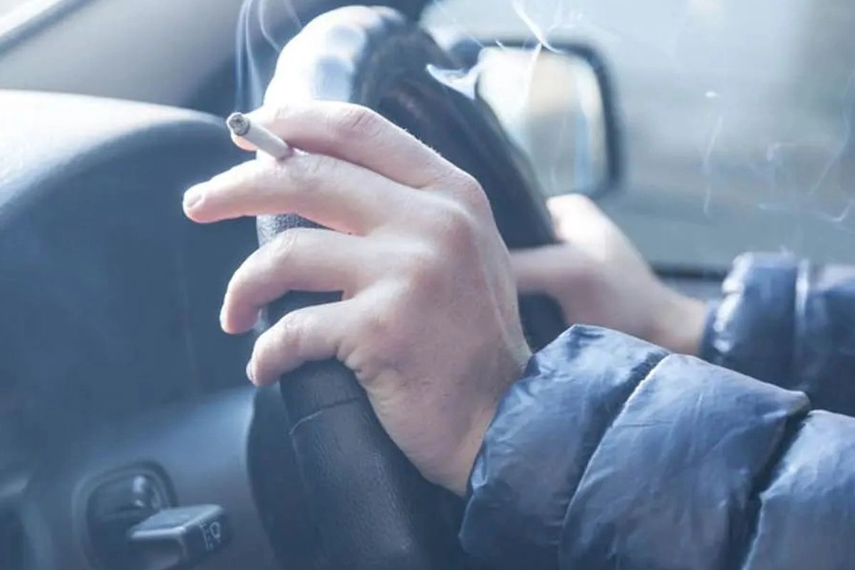MK Diminta Tambah Sanksi Cabut SIM atau Kerja Sosial untuk Pengemudi yang Merokok