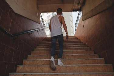 Terengah-engah Saat Naik Tangga, Normal atau Tanda Masalah Kesehatan?