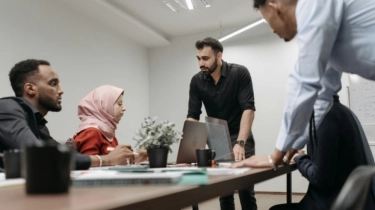 Terlalu Sibuk Kerja Hingga Lupa Kesehatan? Ini Isu 'Tak Terlihat' Pria Produktif yang Berbahaya