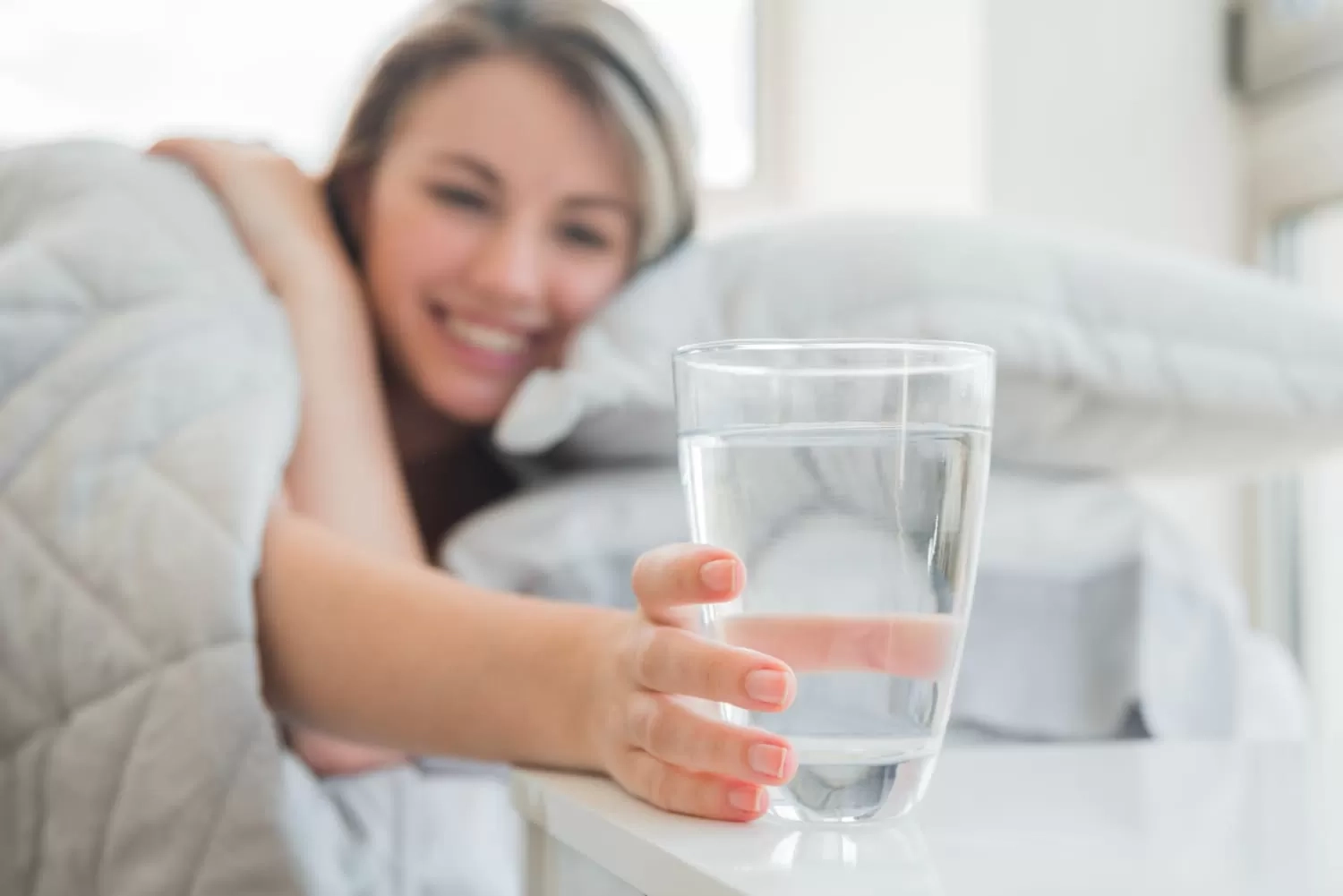 5 Alasan Anda Harus Minum Air Putih Setelah Bangun Tidur