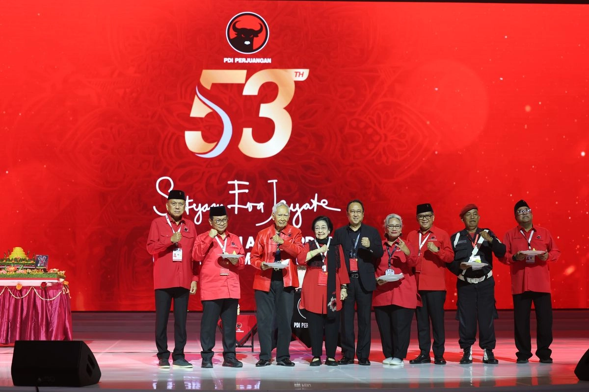 Megawati Potongan Tumpeng untuk Guntur Soekarnoputra di HUT Ke-53 PDI-P