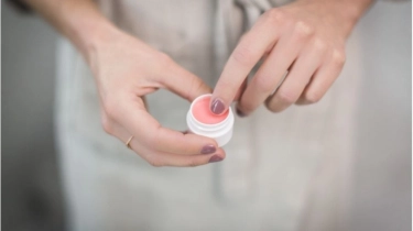 5 Lip Balm Rp50 Ribuan untuk Lembapkan Bibir Kering dan Keriput di Usia 50 Tahun