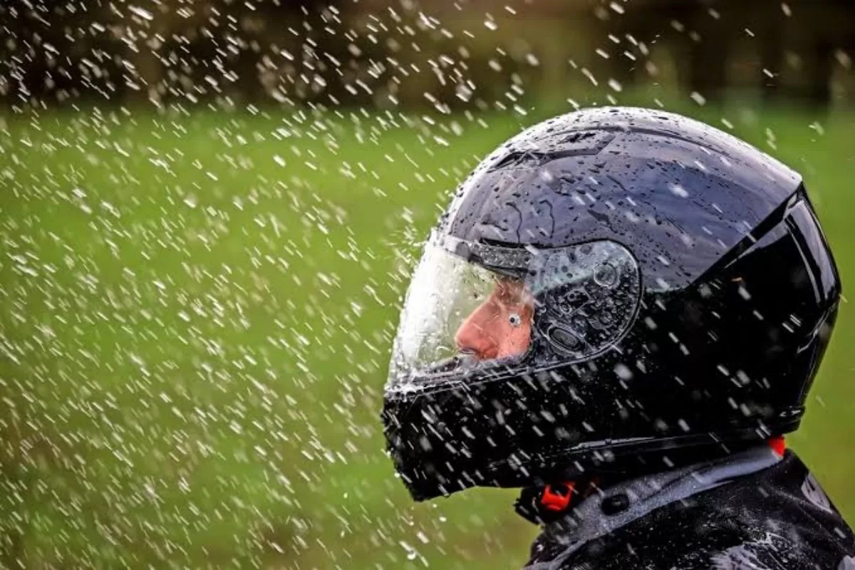 Helm Kehujanan? Jangan Asal Dijemur, Ini Cara Mengeringkannya Agar Tidak Bau dan Berjamur