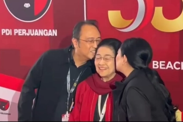 Momen Langka, Prananda Prabowo dan Puan Kecup Megawati saat HUT ke-53 PDIP