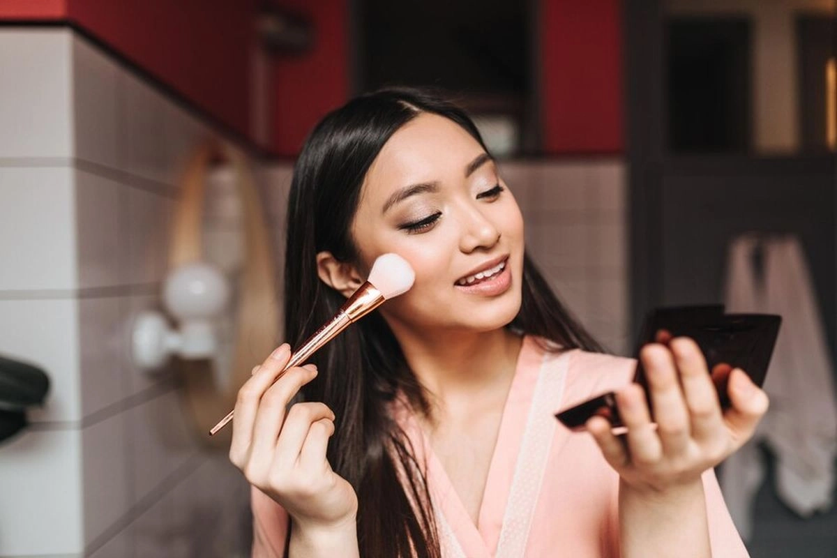 6 Tren Makeup 2026, dari Bibir Blur hingga Eyeshadow Multichrome