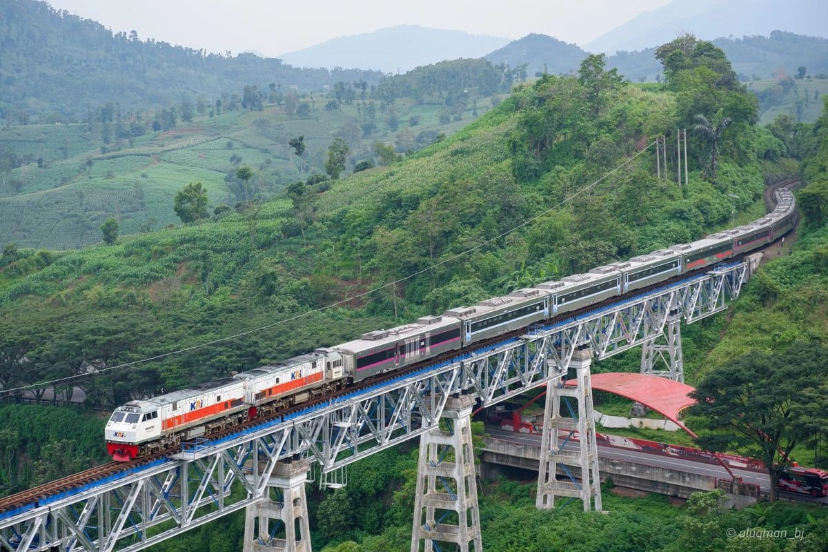 Jawa Timur Jadi Favorit Saat Nataru, Stasiun Ketapang Kebanjiran Penumpang
