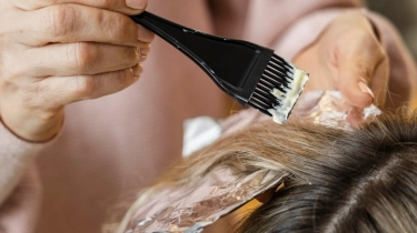 5 Cat Rambut untuk Menutupi Uban: Hasil Natural, Penampilan Lebih Muda