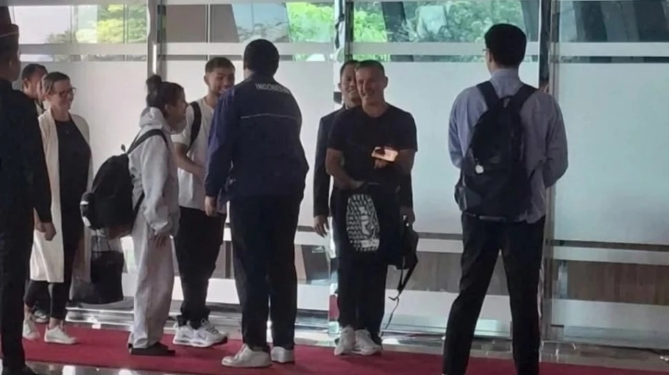 Senyum Lebar John Herdman Tiba di Indonesia Bareng Bang Jay, Bakal Nonton Persib vs Persija?