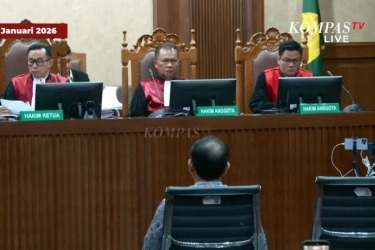 Hakim Tegur Tim Nadiem yang Pasang Ponsel di Meja Sidang, Boleh Bikin Konten Medsos asal di Luar Area