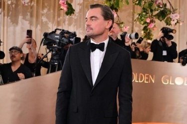 Leonardo DiCaprio Tampil dalam Tuxedo Dior di Golden Globes 2026