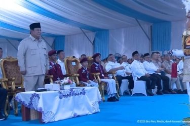 Saat Prabowo Tepuk Tangan Saksikan Atraksi Siswa Sekolah Rakyat di Banjarbaru...