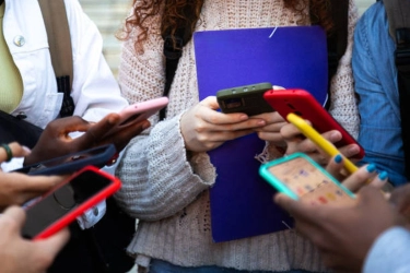 Studi: HP di Sekolah Lebih Sering Dipakai untuk Hiburan, Bukan untuk Belajar