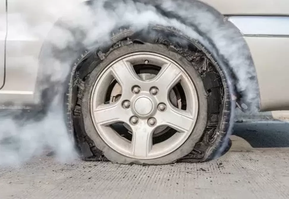 Ban Mobil Pecah saat Melaju? Jangan Panik, Ini 6 Langkah Penting yang Wajib Kamu Lakukan