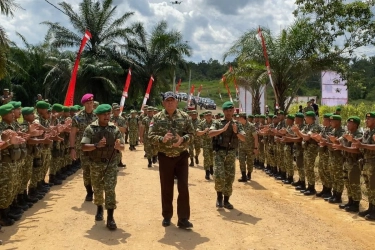 Disambut Yel-yel, Menhan Sjafrie Kunjungi Yonif TP 827/MCY di Muara Tae