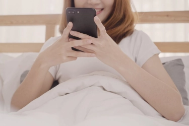 Hobi Menunduk Main HP Bisa Picu Saraf Terjepit, Ini Penjelasan Dokter