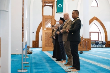 Momen Menhan Sjafrie Shalat di Masjid Soeharto di Sarajevo saat Lawatan ke Bosnia