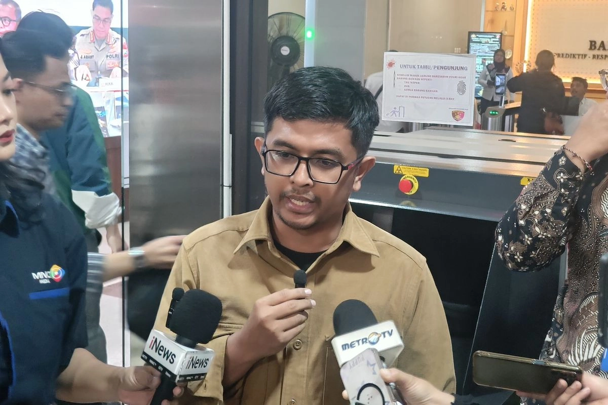 Aktivis Greenpeace Serahkan Bangkai Ayam ke Bareskrim untuk Barang Bukti Teror