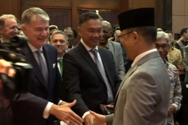 Momen Menlu Sugiono Jabat Tangan Dino Patti Djalal di Acara PPTM 2026