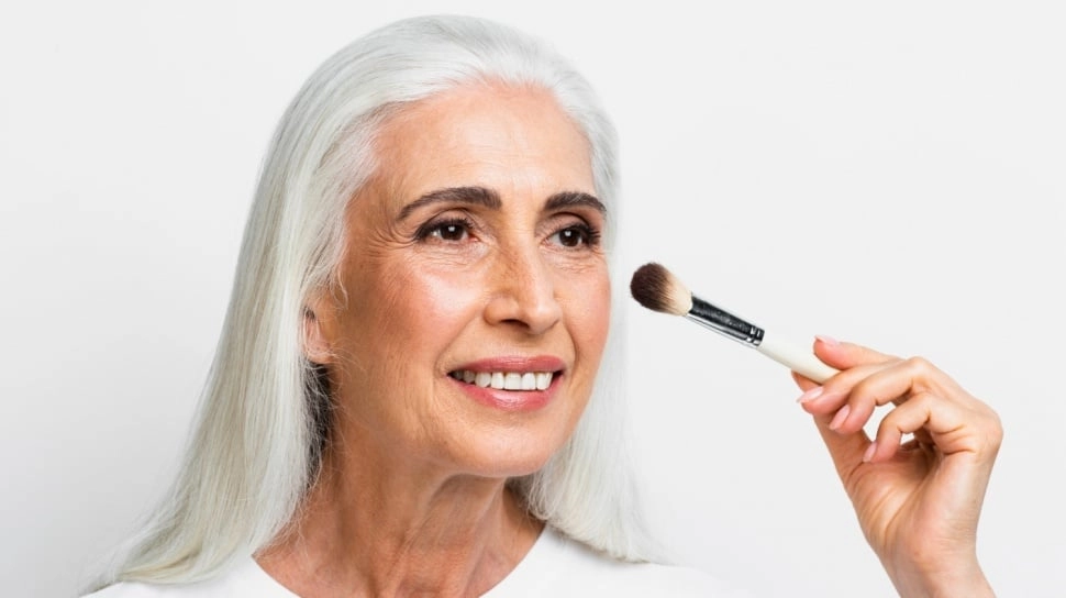 Bedak Apa yang Cocok untuk Usia 50 Tahun ke Atas? Ini 5 Rekomendasi Terbaik