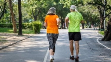 Tips Memilih Sepatu Jalan Nyaman untuk Orang Tua, Ini 5 Rekomendasi yang Gak Bikin Pegal