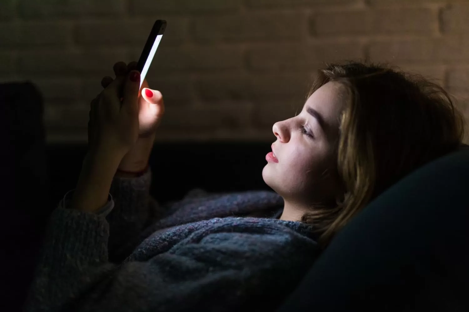 7 Bahaya Main Handphone Sebelum Tidur, Dapat Ganggu Kesehatan Anda