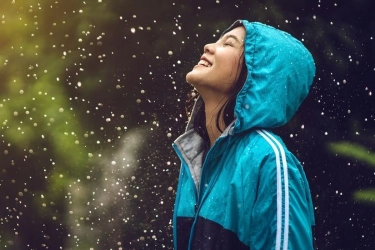 Rekomendasi 5 Jaket Kece untuk Musim Hujan, Nyaman dan Tetap Stylish