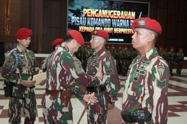 Taruhan Nyawa di Ketinggian 10.000 Kaki, Prajurit Kopassus Serma Edi Sutono Terima Sangkur Perak