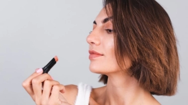 7 Lipstik yang Bikin Wajah Cerah di Usia 45 Tahun, Mulai Rp30 Ribuan