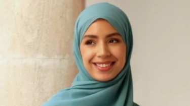 Baju Teal Blue Cocok dengan Hijab Warna Apa? Pasangkan dengan Ini Agar Lebaranmu Makin Kece