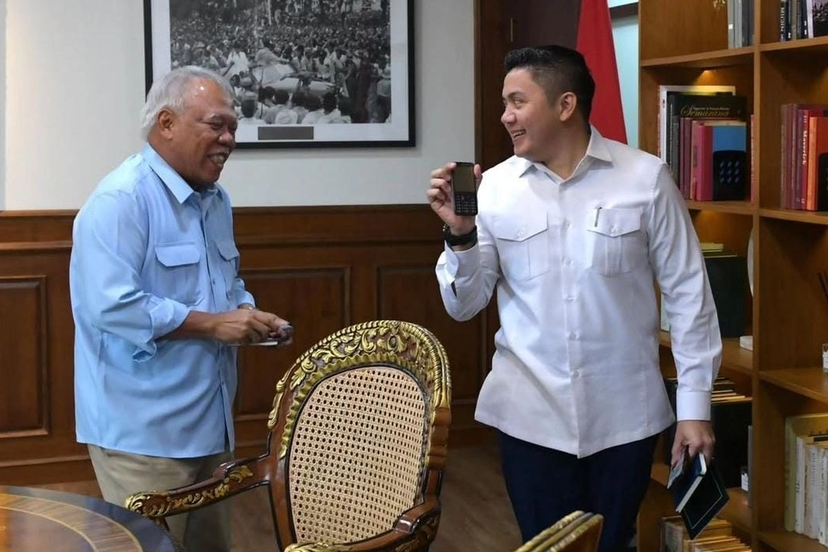 Ketika Basuki Hadimuljono ''Kegep'' Seskab Teddy Masih Pakai HP Nokia Jadul