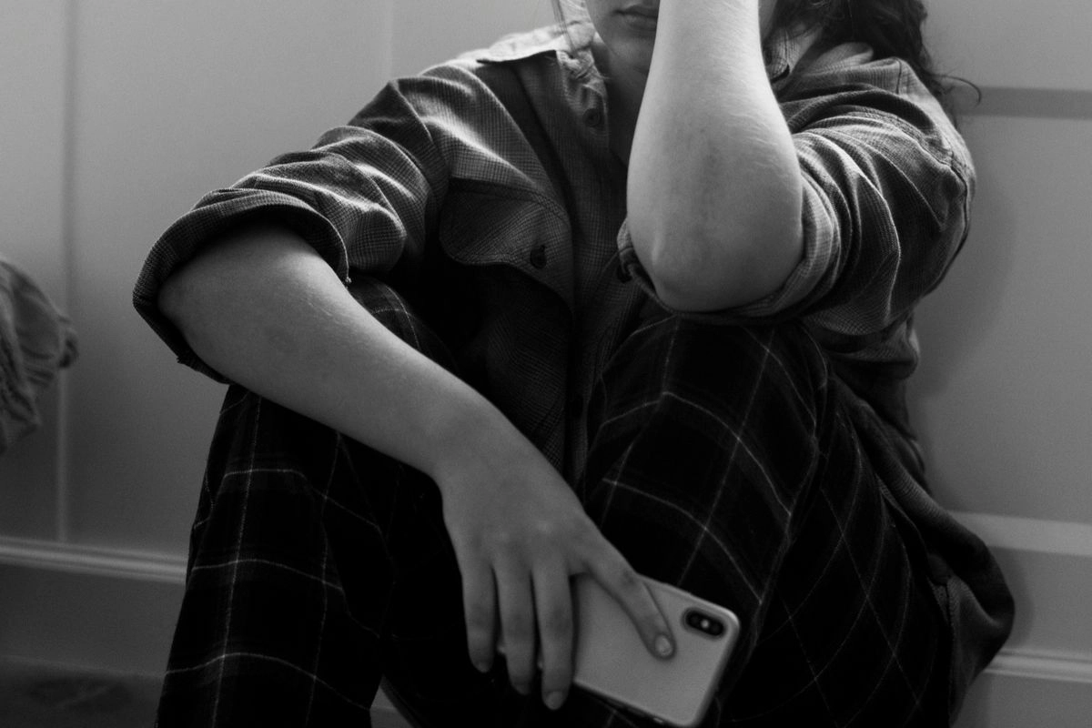 Membaca Broken Strings: Cinta, Kuasa, dan Luka yang Tak Pernah Sederhana