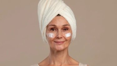 5 Moisturizer untuk Flek Hitam Usia 50 Tahun, Solusi Anti Aging Harga Terjangkau