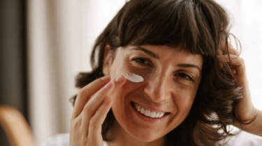 5 Sunscreen untuk Meratakan Warna Kulit agar Wajah Bebas Kusam dan Belang