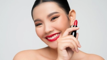 7 Warna Lipstik yang Membuat Wajah Cerah dan Tidak Kusam di Usia 40 Tahun