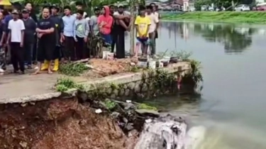 Tanggul Sungai Kalimalang Jebol! Ratusan Keluarga di Karawang Terendam Banjir