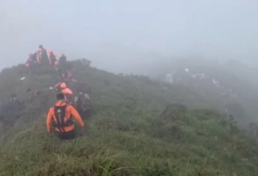 KNKT Duga Pesawat ATR 42-500 Menabrak Lereng Gunung Bulusaraung hingga Hancur Berkeping