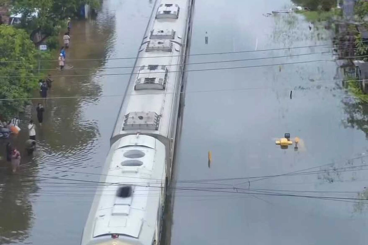 82 Perjalanan Kereta Antarkota Dibatalkan KAI Imbas Banjir dan Cuaca Ekstrem