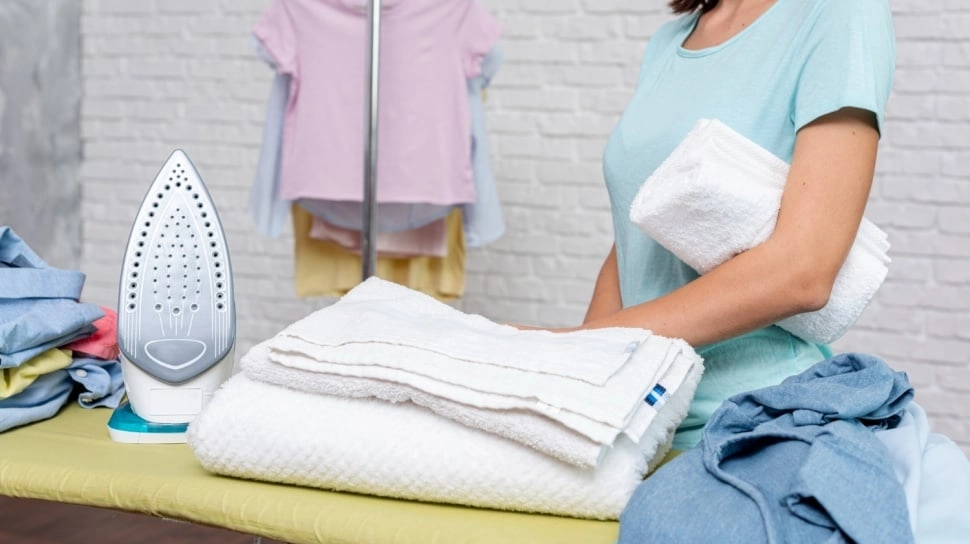 5 Setrika Anti Lengket Terbaik 2026 untuk Pakaian Setengah Kering saat Musim Hujan