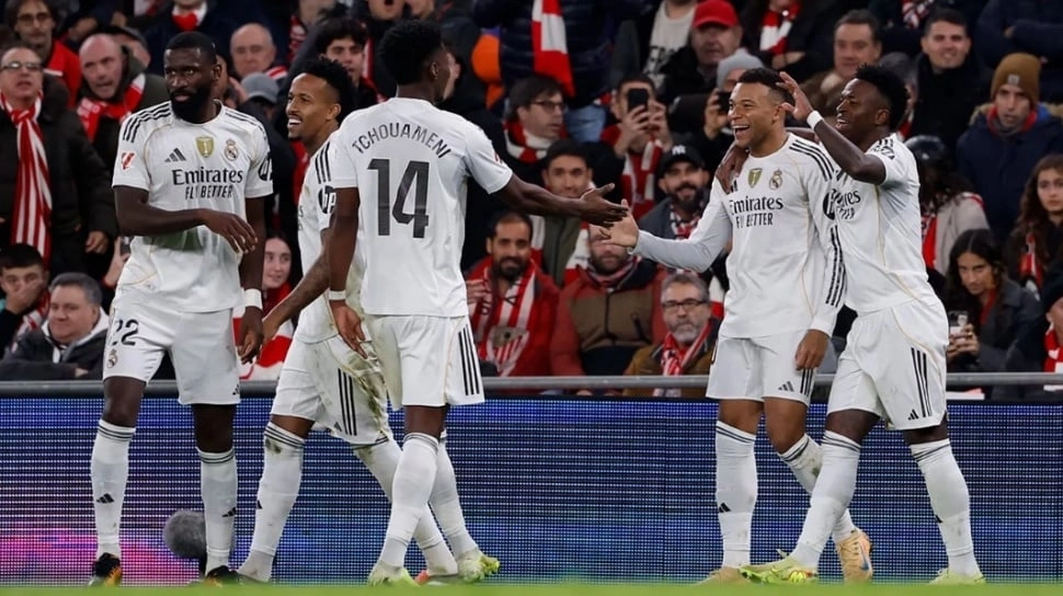 Florentino Perez dan Vinicius Jr Dicemooh Madridista, Alvaro Arbeloa Pasang Badan