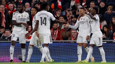 Florentino Perez dan Vinicius Jr Dicemooh Madridista, Alvaro Arbeloa Pasang Badan